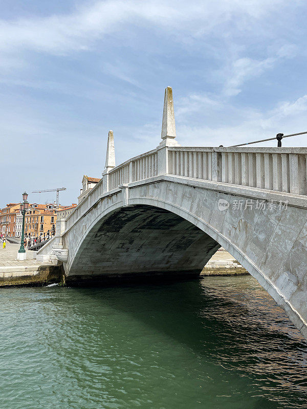 意大利威尼斯泻湖海滨，Ponte San Biasio delle Catene横跨运河，分段拱砌体人行桥的特写图像